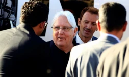 L'émissaire des Nations unies, le Britannique Martin Griffiths (C), à son arrivée à l'aéroport de la capitale yéménite Sanaa le 5 janvier 2019