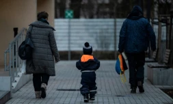 Une famille ukrainienne venant de Kharkiv arrive dans un centre de réfugiés à Berlin, le 25 février 2022