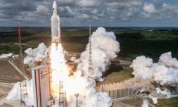Photo de l'agence spatiale européennne rendue publique le 17 novembre 2016 de la fusée Ariane 5 qui s'élève depuis le Centre spatial guyanais en Guyane française