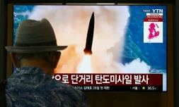 Des images d'archives d'un tir de missile nord-coréen diffusées lors d'un reportage sur un écran dans une gare de Séoul, le 6 août 2026