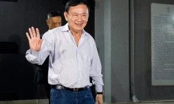 L'ancien Premier ministre et homme d'affaires thaïlandais Thaksin Shinawatra quitte le siège du Parti Pheu Thai à Bangkok, le 29 août 2025