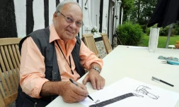 Le caricaturiste Siné pose le 17 juillet 2008 à Vinnemerville après avoir réalisé un dessin illustrant son licenciement de Charlie Hebdo