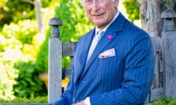 En costume trois pièces ou gentleman farmer selon l'occasion, Charles a créé son propre style, intemporel et exigeant