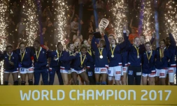 L'équipe de France féminine de handball en liesse aprÚs avoir remporté le Mondial au détriment de la NorvÚge, le 17 décembre 2017 à Hambourg