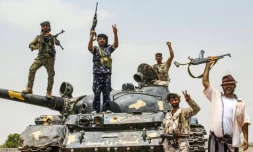 Des membres des forces séparatistes sudistes au Yémen font le V de la victoire à bord d'un char sur la périphérie de la province d'Abyane, voisine de celle d'Aden, le 29 août 2019