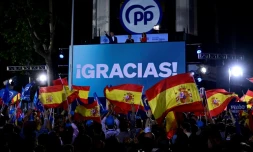 Des sympathisants du Parti populaire célèbrent la victoire de la droite aux élections régionales et locales en Espagne, le 28 mai 2023 à Madrid