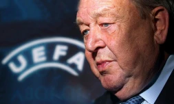 Le Suédois Lennart Johansson, alors président de l'UEFA, en conférence de presse, le 9 novembre 2004 à Vienne 