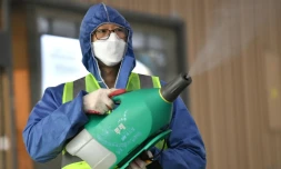 Un agent de nettoyage désinfecte la gare ferroviaire de Daegu, en Corée du Sud, pour lutter contre la propagation de la pneumonie virale, le 26 février 2020