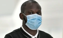 Lassana Bathily, l'employé de l'Hyper Cacher, qui a aidé des clients à se cacher dans une chambre froide, arrive au palais de justice de Paris, le 21 septembre 2020