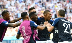 L'attaquant des Bleus Kilian Mbappé (c) est congratulé par ses coéquipiers après avoir inscrit le 3e but face à l'Argentine en 8e de finale du Mondial, le 30 juin 2018 à Kazan 