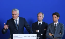Le ministre de l'Economie Bruno Le Maire fait une déclaration, aux côtés de Jean-Baptiste Lemoyne et Gabriel Attal, lors de la passation de pouvoirs au ministère de l'Economie et des Finances, le 21 mai 2022 à Paris