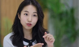 La militante sud-coréenne pour le climat Lee So-yeon, photographiée le 23 juillet 2024, n'a pas acheté de vêtements neufs depuis six ans