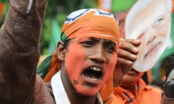 Un partisan du Premier ministre indien Narendra Modi fête la vicitoire, le 24 mai 2019 à  Siliguri, au Bengale occidental