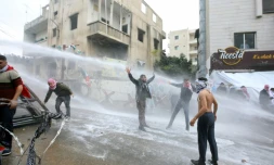 Les forces de sécurité  font usage de canons à eau pour disperser des manifestants pro-palestiniens près de l'ambassade américaine à Awkar, dans la périphérie nord de Beyrouth, le 10 décembre 2017 