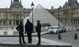 Des policiers devant le musée du Louvre, cible d'un spectaculaire cambriolage, le 19 octobre 2025 à Paris