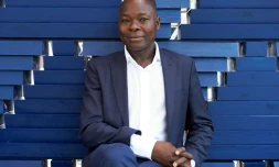 L'architecte burkinabÚ Diébédo Francis Kéré, dans les jardins Kensington de Londres, le 20 juin 2017