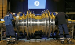 Des salariés de l'usine General Electric de Belfort travaillent sur une turbine le 22 février 2017