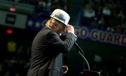 Donald Trump se coiffe d'un casque de mineur lors d'un discours électoral à Charleston, le 5 mai 2016