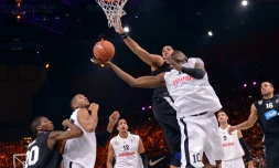 Amara Sy avec la sélection française face à la sélection étrangère lors du All Star Game, le 30 décembre 2012 à Paris-Bercy