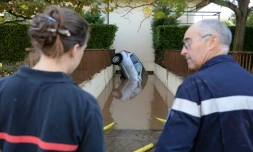 Des pompiers en intervention dans un garage de Mandelieu-la-Napoule inondé, le 4 octobre 2015