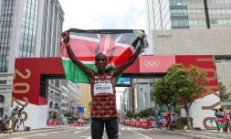 Le Kényan Eliud Kipchoge après sa victoire au marathon des Jeux olympiques de Tokyo, le 8 août 2021 à Sapporo