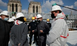 Le président Emmanuel Macron (C) sur le toit de Notre-Dame le 15 avril 2021 à Paris