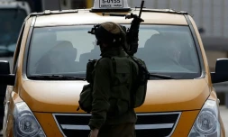 Un soldat israélien lors d'un contrôle au village de Ein Sinya au nord de Ramallah en Cisjordanie occupée, le 1er février 2016