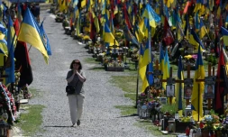 Une femme dans un cimetière militaire de la ville ukrainienne de Lviv le 1er juin 2023