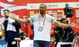L'entraîneur de l'équipe de France de handball, Didier Dinart, lors du match de l'Euro-2018 contre la Norvège à Porec en Croatie, le 12 janvier 2018