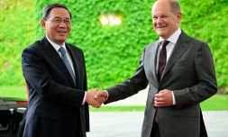 Le chancelier allemand Olaf Scholz (d) accueille le Premier ministre chinois Li Qiang (g) à Berlin, le 19 juin 2023