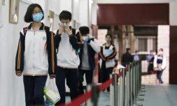 Des élèves de terminale reprennent les cours au lycée à Wuhan (Chine), le 6 mai 2020