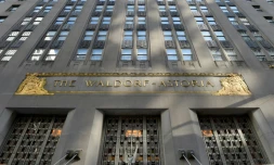 Entrée du Waldorf Astoria, mythique hôtel de New York parmi les plus prestigieux au monde, le 24 février 2017