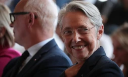 La PremiÚre ministre française Elisabeth Borne (d) participe à une réunion aux cÎtés du chef du parti Horizons Edouard Philippe, à l'hÎtel de ville du Havre, le 25 juillet 2023