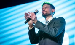 Michal Simecka, leader du parti centriste Slovakie progressiste (PS), s'adresse à ses partisans lors des législatives, le 30 septembre 2023 à Bratislava