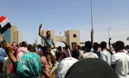 Des manifestants soudanais rassemblés devant le QG de l'armée à Khartoum, le 15 avril 2019