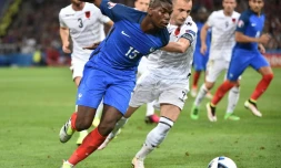 Le milieu de terrain Paul Pogba et le défenseur albanais Ansi Agolli lors de le rencontre au Vélodrome de Marseille (sud), le 15 juin 2016