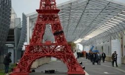 Une réplique de la Tour Eiffel à l'entrée du parc d'expositions le 29 novembre 2015 au Bourget 