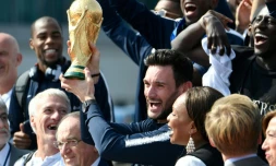 Hugo Lloris soulève la Coupe à son arrivée à Roissy, le 16 juillet 2018