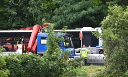 Des policiers et secouristes sur le site d'un accident impliquant une voiture et un bus, le 28 juillet 2023 à MéziÚres-sur-Seine, dans les Yvelines