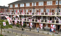 Les façades d'une résidence de Bermondsey, dans le sud de Londres, sont décorées avec des drapeaux d'Angleterre, le 10 juillet 2021, à la veille de la finale de l'Euro 2020 entre l'Angleterre et l'Italie