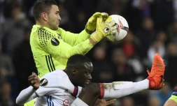 Le gardien de Lyon Anthony Lopes (en haut) arrête le ballon lors du match des 16e retour de l'Europa League au Parc OL, le 9 mars 2017