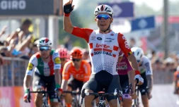L'Australien Caleb Ewan vainqueur au sprint de la 11e étape du Giro, le 22 mai 2019 à Novi Ligure (Italie)