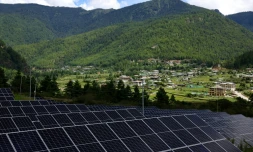 Des panneaux solaires dans la centrale solaire de Dechencholing, dans la capitale bhoutanaise, Thimphou, le 30 août 2026