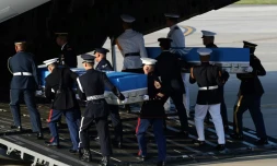 DEs gardes d'honneur américains portent les réceptacles contenant des dépouilles remontant à la Guerre de Corée à la base militaire d'Osan à Pyeongtaek, en Corée du Sud, le 01 août 2018