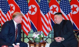Le président américain Donald Trump et le dirigeant nord-coréen Kim Jong Un sur une photo de l'agence de presse officielle nord-coréenne KCNA à Hanoï le 27 février 2019