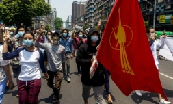 Des manifestants marchent contre le coup d'Etat militaire Ă Rangoun en Birmanie, le 23 avril 2021