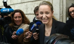 La vice-présidente du Front national Marion Maréchal Le Pen parle à la presse en quittant le bureau de vote de Carpentras le 6 décembre 2015