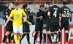 Le milieu de terrain allemand Serge Gnabry (c), est félicité par ses coéquipiers aprÚs avoir ouvert le score contre la Roumanie, lors de leur match de qualification pour le Mondial-2022, le 28 mars 2021 à Bucarest