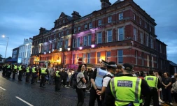 Des policiers se postent devant des manifestants pour protéger la mosquée Abdullah Quilliam de Liverpool, au Royaume-Uni, le 2 août 2024