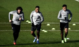 Presnel Kimpembe entouré d'Adrien Rabiot et Christopher Nkunku à l'entraînement du PSG au Camp des Loges, le 13 février 2017